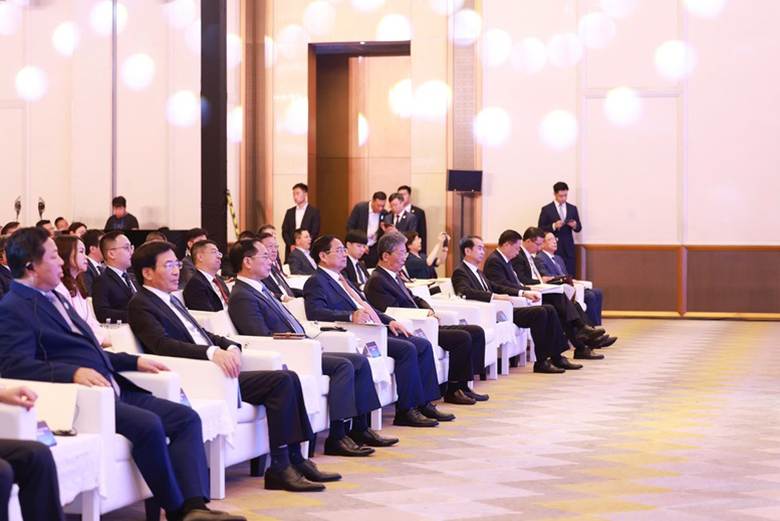 
Thủ tướng Phạm Minh Chính và các đại biểu dự Diễn đàn Kết nối doanh nghiệp Việt Nam – Trung Quốc - Ảnh: VGP/Nhật Bắc