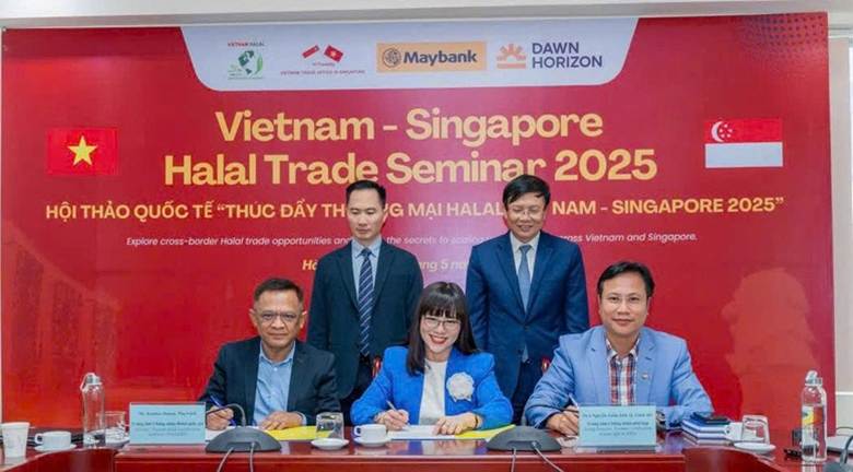 Biên bản ghi nhớ hợp tác được ký giữa Chủ tịch HĐQT kiêm Tổng Giám đốc Công ty cổ phần Tập đoàn MHGROUP Nguyễn Thị Minh Hằng với quyền Giám đốc Trung tâm QUACERT Nguyễn Tuấn Anh, Giám đốc Trung tâm HALCERT Ramlan Bin Osman