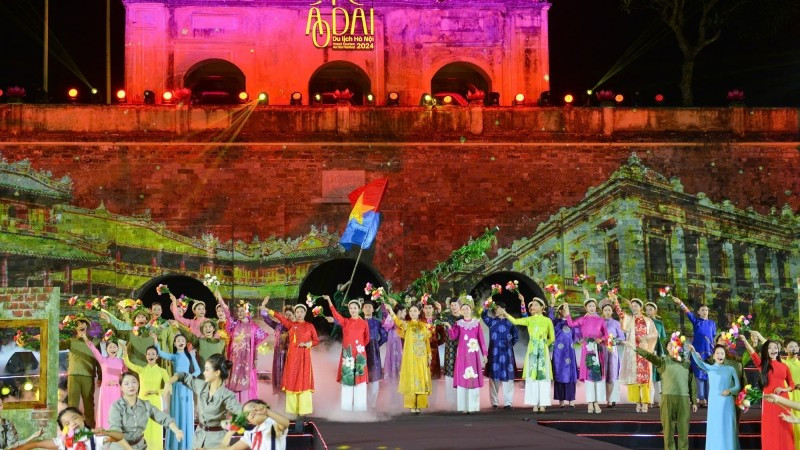 Lễ hội Áo dài Du lịch Hà Nội 2024 với chủ đề Hà Nội - Tinh hoa Áo dài. (Ảnh: THẾ ĐẠI)