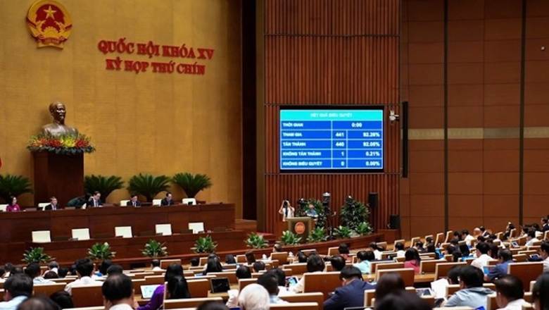 Quốc hội biểu quyết thông qua Nghị quyết về miễn, hỗ trợ học phí đối với trẻ em mầm non, học sinh phổ thông, người học chương trình giáo dục phổ thông trong cơ sở giáo dục thuộc hệ thống giáo dục quốc dân. (Ảnh: DUY LINH)

