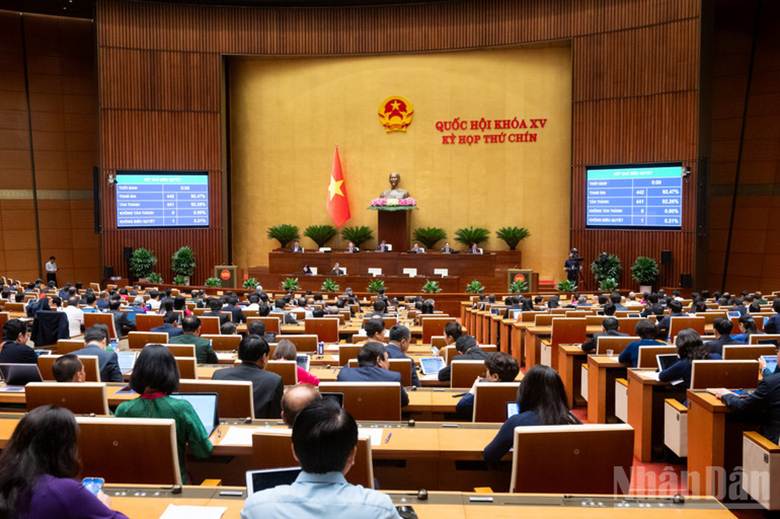 Quốc hội biểu quyết thông qua Luật Năng lượng nguyên tử (sửa đổi). (Ảnh: DUY LINH)