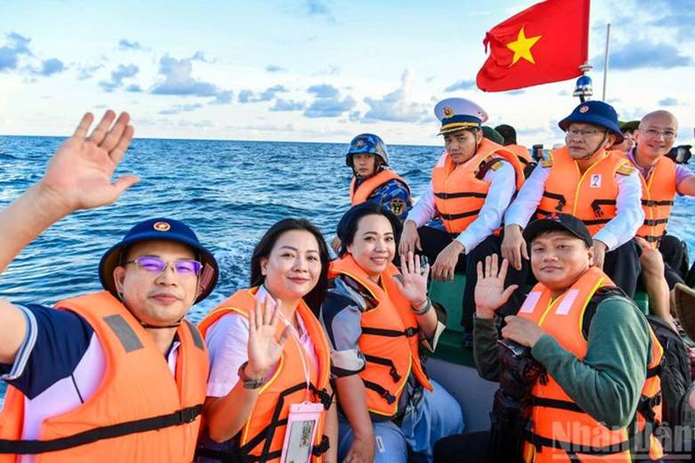 Hành trình ý nghĩa của 100 Nhà báo đến với quần đảo Trường Sa