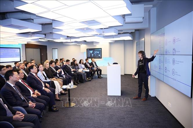 Thủ tướng Phạm Minh Chính nghe giới thiệu về trung tâm E-Estonia Briefing Centre. Ảnh: Dương Giang/TTXVN