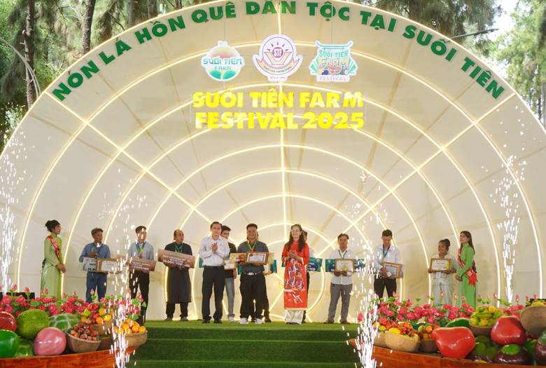Đại diện ban tổ chức trao giải Nhất cho tác phẩm Dấu ấn lịch sử ở bảng B.