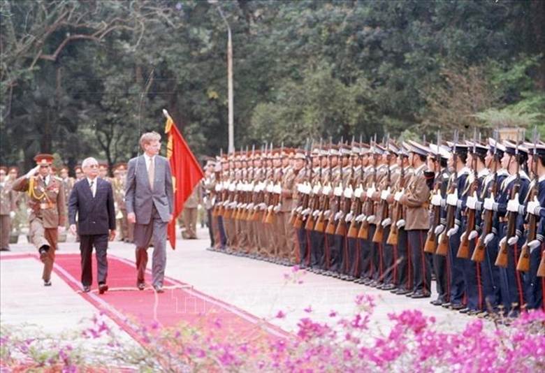 Thủ tướng Võ Văn Kiệt chủ trì lễ đónThủ tướng Thụy Điển Carl Bildt thăm chính thức Việt Nam, sáng 7/4/1994. Ảnh: Minh Đạo/ TTXVN