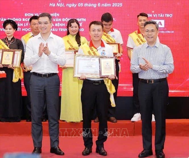 Anh Nguyễn Thanh Toàn (giữa) tại lễ tôn vinh người hiến máu tình nguyện tiêu biểu toàn quốc năm 2025. 