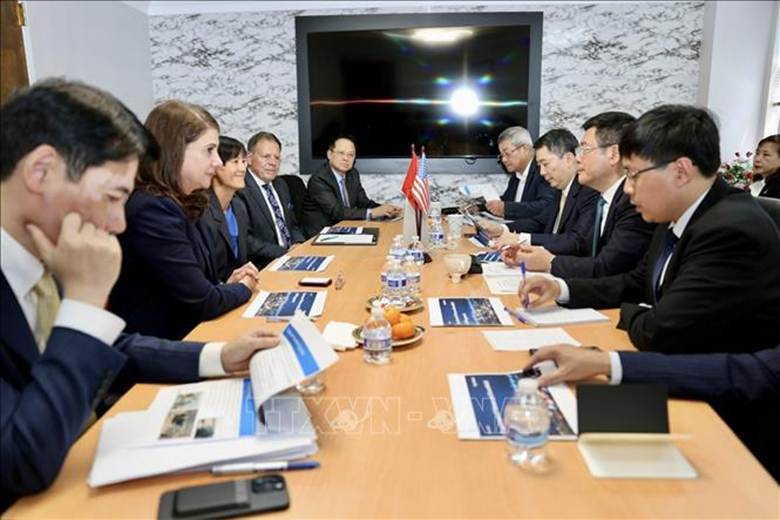 Bộ trưởng Bộ Công Thương Nguyễn Hồng Diên làm việc với các đại diện của Tập đoàn Exxon Mobil. Ảnh: TTXVN phát