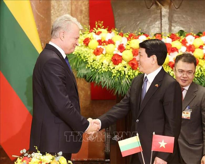 Chủ tịch nước Lương Cường và Tổng thống Litva Gitanas Nauseda tại lễ ký kết các văn kiện hợp tác giữa hai nước. Ảnh: Lâm Khánh/ TTXVN
