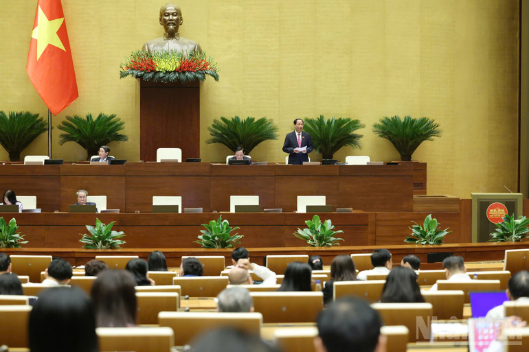 Phó Chủ tịch Quốc hội Trần Quang Phương điều hành nội dung phiên họp. (Ảnh: DUY LINH)