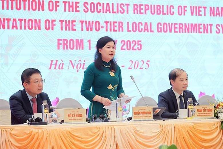 Phó Chủ nhiệm Ủy ban Pháp luật và Tư pháp của Quốc hội Nguyễn Phương Thủy trả lời câu hỏi của phóng viên. Ảnh: An Đăng/TTXVN