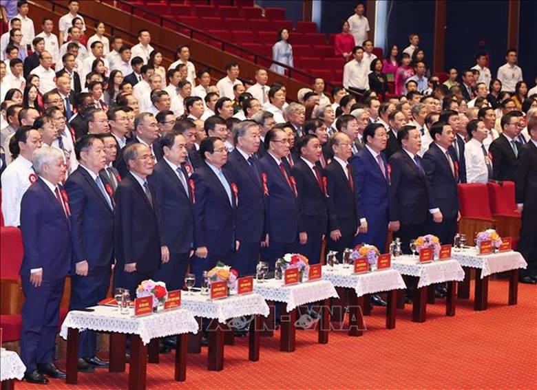 Các đồng chí lãnh đạo, nguyên lãnh đạo Đảng, Nhà nước và các đại biểu thực hiện nghi lễ chào cờ. Ảnh: Thống Nhất/TTXVN