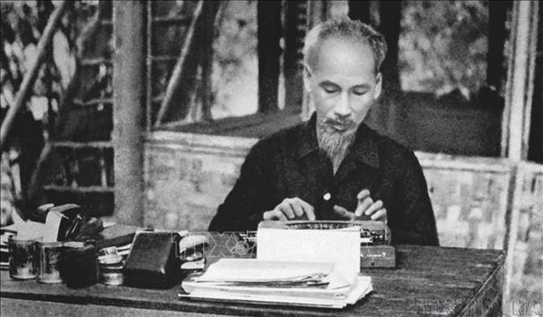 Chủ tịch Hồ Chí Minh, một nhà báo lớn - là người khai sáng, người thầy vĩ đại của nền báo chí cách mạng Việt Nam. Ảnh: Tư liệu TTXVN