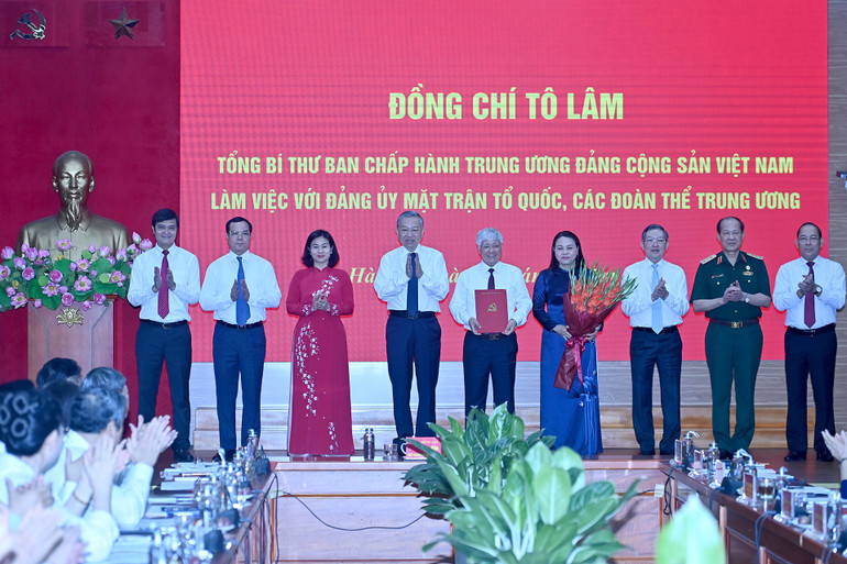 Tổng Bí thư Tô Lâm trao Quyết định của Bộ Chính trị về chức năng, nhiệm vụ, tổ chức bộ máy Cơ quan Ủy ban Trung ương Mặt trận Tổ quốc Việt Nam. (Ảnh ĐĂNG KHOA)