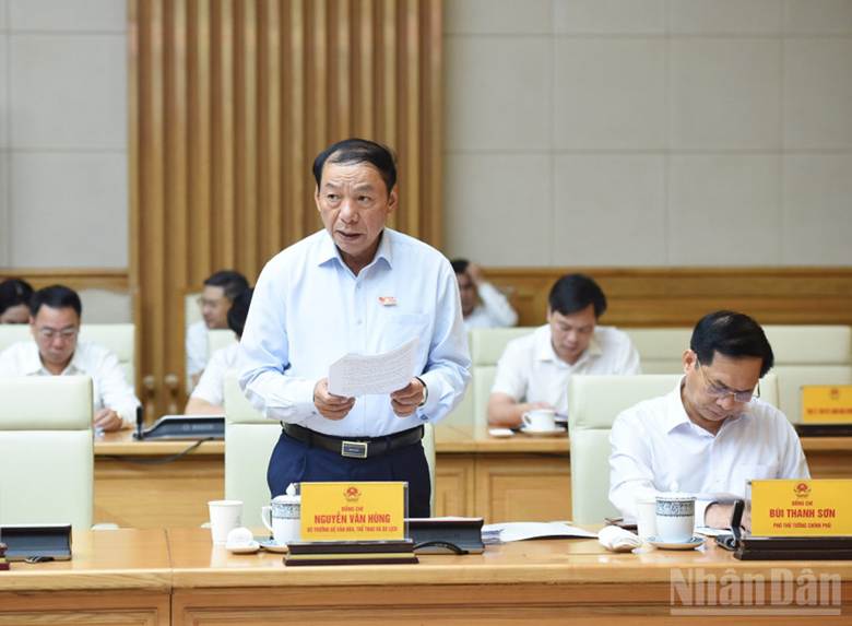 Bộ trưởng Văn hóa, Thể thao và Du lịch Nguyễn Văn Hùng phát biểu ý kiến tại cuộc họp (Ảnh: Trần Hải).