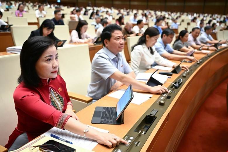 Đại biểu Quốc hội ấn nút biểu quyết bằng hệ thống điện tử tại Kỳ họp thứ 9