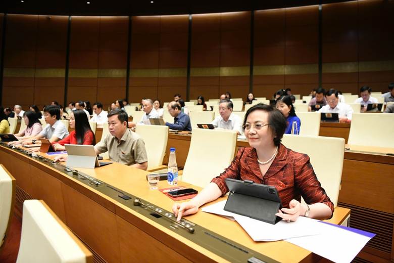 
Bộ trưởng Bộ Nội vụ Phạm Thị Thanh Trà và các đại biểu ấn nút biểu quyết trên hội trường tại Kỳ họp thứ 9
