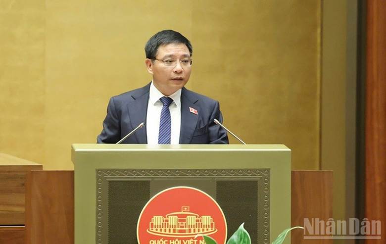 Bộ trưởng Tài chính Nguyễn Văn Thắng trình bày tờ trình. (Ảnh: DUY LINH)