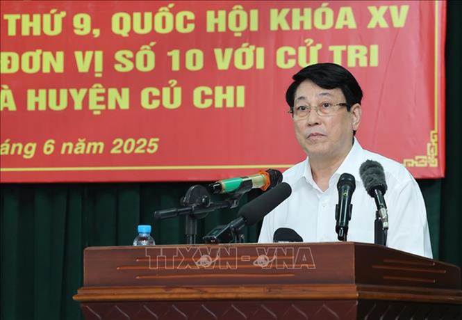 Chủ tịch nước và các đại biểu dự Hội nghị tiếp xúc cử tri huyện Hóc Môn và huyện Củ Chi - Ảnh: TTXVN