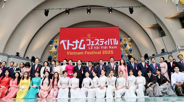 
Phó Thủ tướng và đoàn công tác chụp ảnh lưu niệm cùng các nghệ sĩ Việt Nam tham gia Lễ hội - Ảnh: VGP/Thu Sa
