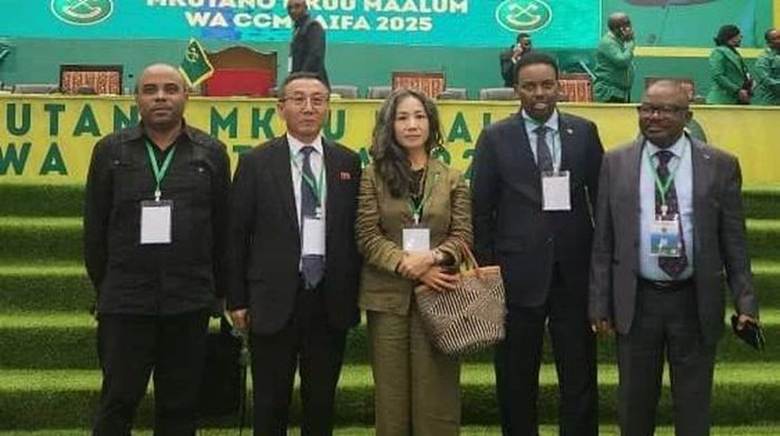 
Đại sứ Việt Nam tại Tanzania Vũ Thanh Huyền (người đứng giữa) và Đại sứ một số nước tham dự Hội nghị.