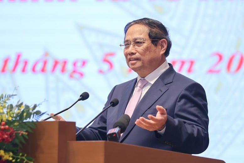 Thủ tướng chỉ đạo “nóng” về hạ tầng, thủ tục hành chính đất đai, “lệnh” giải quyết các yêu cầu của doanh nghiệp trong vòng 2 tuần. Ảnh: VGP