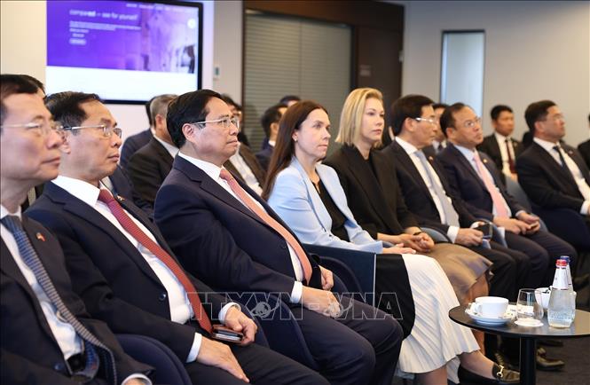 Thủ tướng Phạm Minh Chính nghe giới thiệu về trung tâm E-Estonia Briefing Centre. Ảnh: Dương Giang/TTXVN