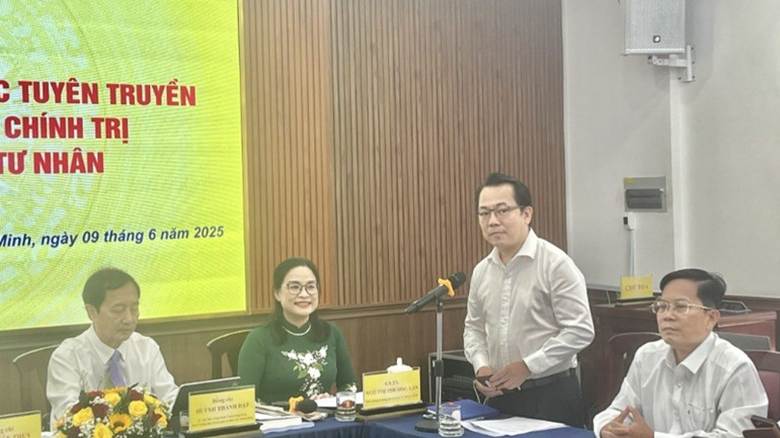 Đại biểu Nguyễn Anh Đức phát biểu tại tọa đàm.