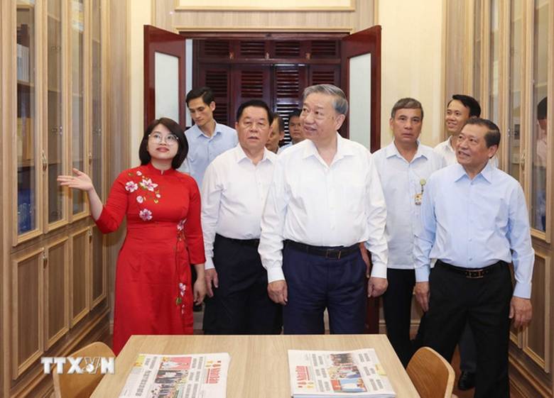 Tổng Bí thư Tô Lâm thăm Phòng truyền thống của Ban Tuyên giáo và Dân vận Trung ương. (Ảnh: Thống Nhất/TTXVN)