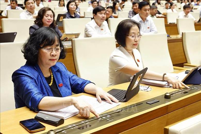 Đoàn đại biểu Quốc hội TP Hà Nội biểu quyết thông qua Nghị quyết của Quốc hội về việc sắp xếp đơn vị hành chính cấp tỉnh năm 2025. Ảnh: Doãn Tấn/TTXVN