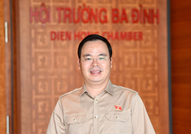 Đại biểu Trần Văn Khải (Đoàn Hà Nam), Phó Chủ nhiệm Ủy ban Khoa học, Công nghệ và Môi trường trao đổi với phóng viên bên lề hành lang Quốc hội. (Ảnh: TL)