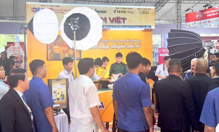 Các phiên livestream trực tiếp tại gian hàng thu hút nhiều người tiêu dùng cả trên nền tảng trực tuyến và trực tiếp. (Ảnh: BTC)