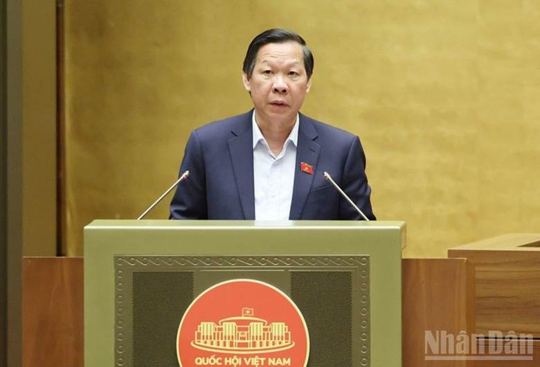 Chủ nhiệm Ủy ban Kinh tế và Tài chính của Quốc hội Phan Văn Mãi trình bày báo cáo thẩm tra. (Ảnh: DUY LINH)