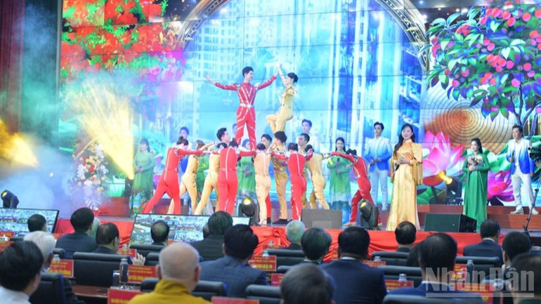 Một tiết mục văn nghệ được biểu diễn tại Lễ công bố. (Ảnh: THANH GIANG)