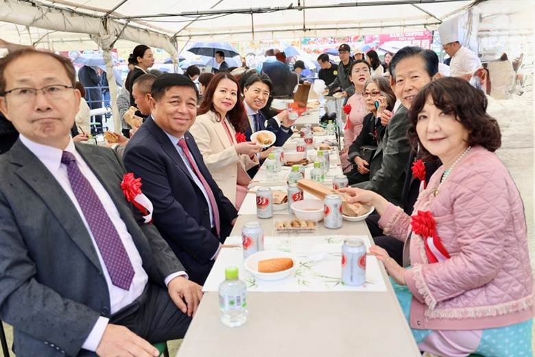 
Phó Thủ tướng và các đại biểu thưởng thức ẩm thực Việt Nam tại Lễ hội - Ảnh: VGP/Thu Sa