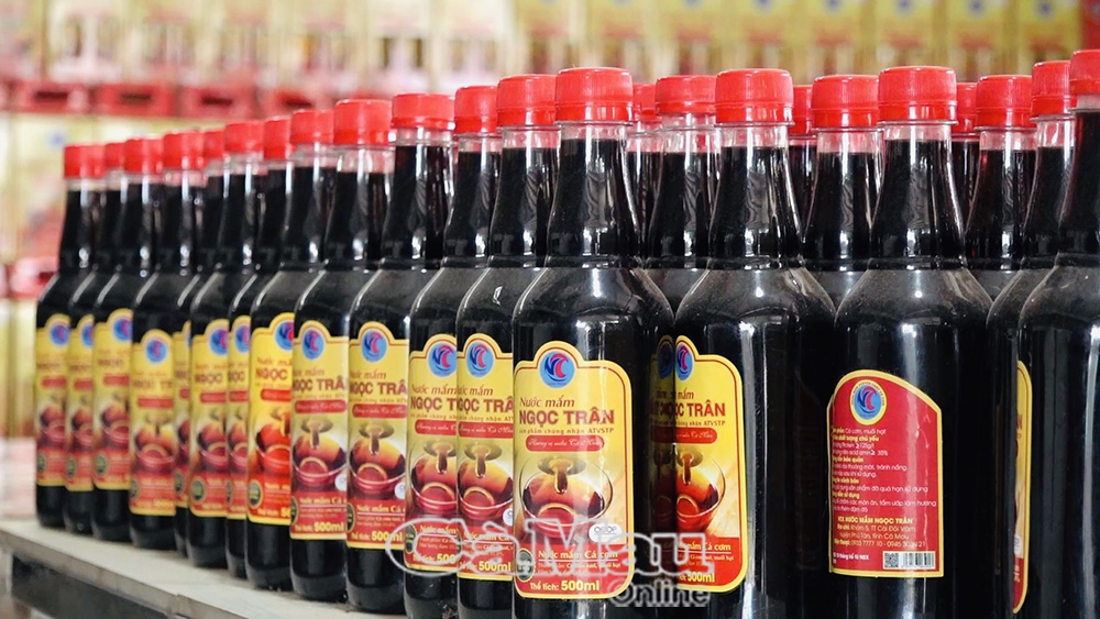 Không chỉ nỗ lực giữ nghề truyền thống, cơ sở sản xuất nước mắm Ngọc Trân còn không ngừng cải tiến bao bì, mẫu mã để tiếp cận thị trường lớn hơn.
