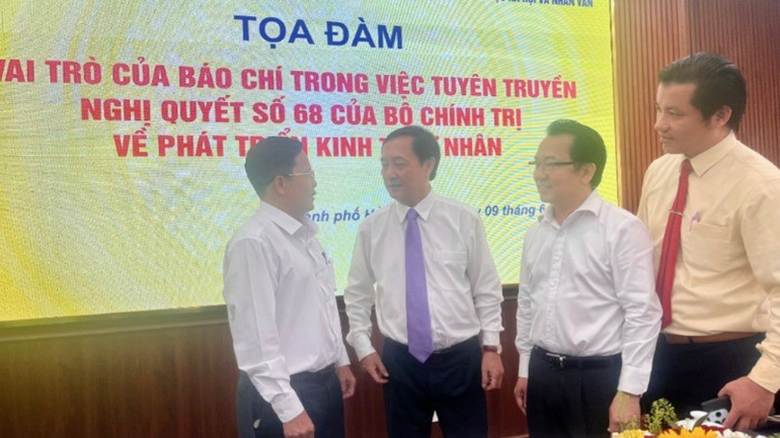 Đồng chí Huỳnh Thành Đạt trao đổi cùng các đại biểu dự tọa đàm.