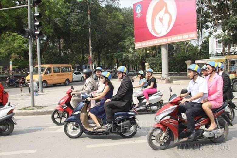 Chủ tịch Quốc hội Thụy Điển Urban Ahlin (áo đen, xe trước) cùng các nghị sỹ Thụy Điển tham gia giao thông trên đường phố Hà Nội, nhằm tuyên truyền an toàn giao thông và đội mũ bảo hiểm đúng tiêu chuẩn (2015). Ảnh: Tuấn Anh/ TTXVN