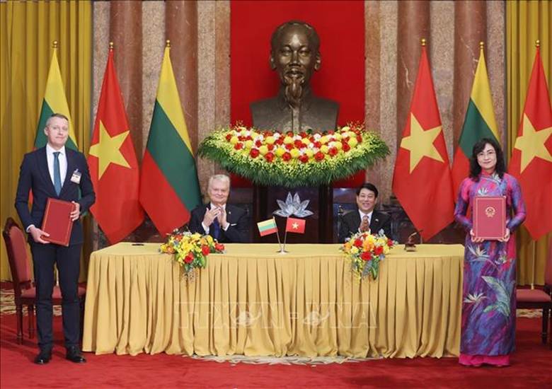 Chủ tịch nước Lương Cường và Tổng thống Litva Gitanas Nauseda chứng kiến lễ ký kết Bản ghi nhớ giữa Bộ Công Thương Việt Nam và Bộ Năng lượng Litva về hợp tác trong lĩnh vực năng lượng. Ảnh: Lâm Khánh/ TTXVN