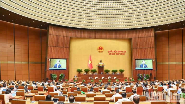 Quốc hội thảo luận tại hội trường về dự thảo Nghị quyết sửa đổi, bổ sung một số điều của Hiến pháp. (Ảnh: DUY LINH)