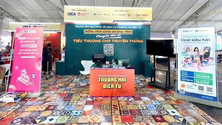 Chương trình có nhiều hoạt động trưng bày và trải nghiệm thanh toán số như mã QR, ví điện tử, thẻ không tiếp xúc…, hỗ trợ thiết thực cho tiểu thương, hộ kinh doanh. (Ảnh: BTC)