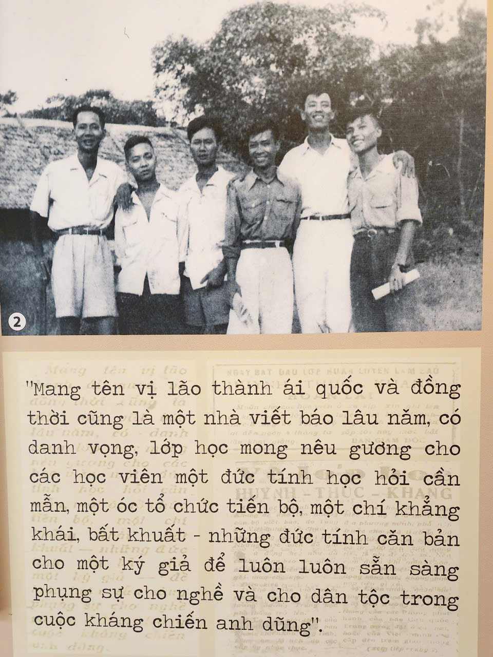 Ảnh chụp tại phòng trưng bày Di tích Trường Dạy làm báo Huỳnh Thúc Kháng.