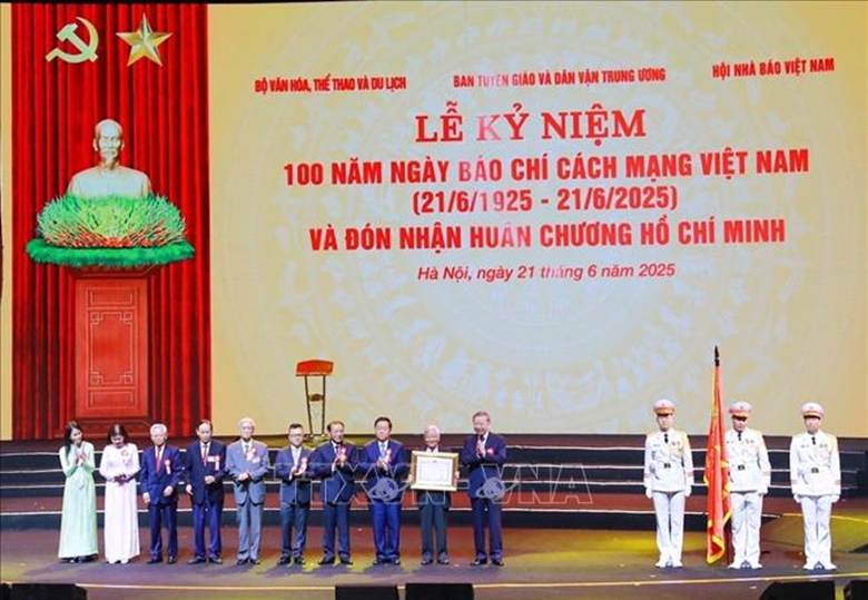Tổng Bí thư Tô Lâm trao Huân chương Hồ Chí Minh cho Báo chí Cách mạng Việt Nam. Ảnh: Khánh Hoà/TTXVN