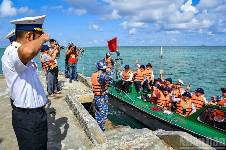 
Dẫn đầu Đoàn công tác số 25 tiến vào đảo Đá Thị là nhà báo Lê Quốc Minh, Ủy viên Trung ương Đảng, Tổng Biên tập Báo Nhân Dân, Phó trưởng Ban Tuyên giáo và Dân vận Trung ương, Chủ tịch Hội Nhà báo Việt Nam.
