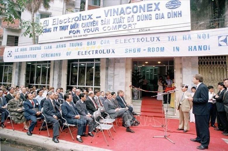 Thủ tướng Thụy Điển Carl Bildt dự lễ khai trương trung tâm dụng cụ đồ điện gia đình Electrolux - liên doanh giữa Công ty Đồ điện Thụy Điển với Công ty Vinaconex, Bộ Xây dựng (1994). Ảnh: Minh Đạo/TTXVN
