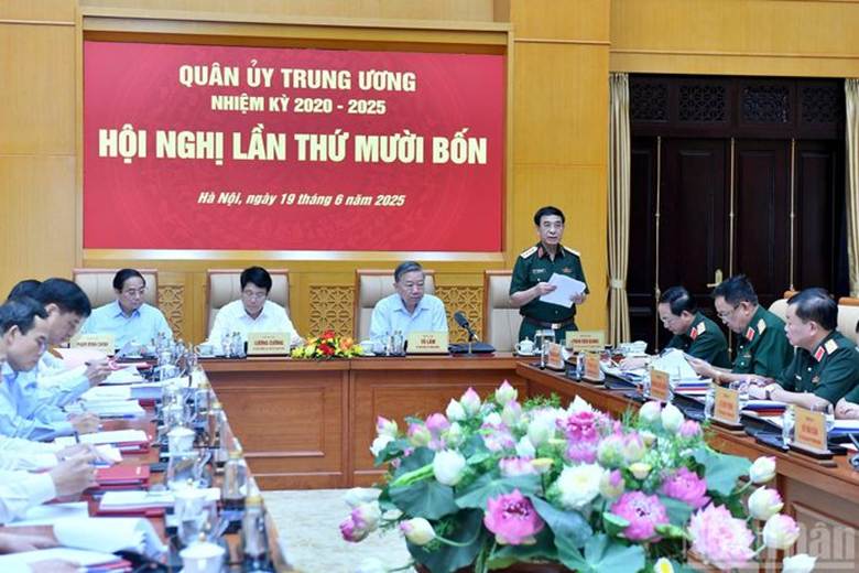 Đại tướng Phan Văn Giang, Bộ trưởng Quốc phòng phát biểu tại hội nghị.