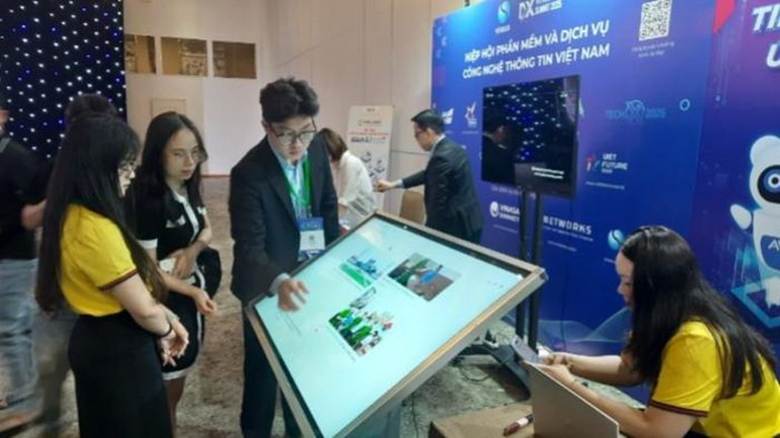 Khách tham quan các giải pháp công nghệ.