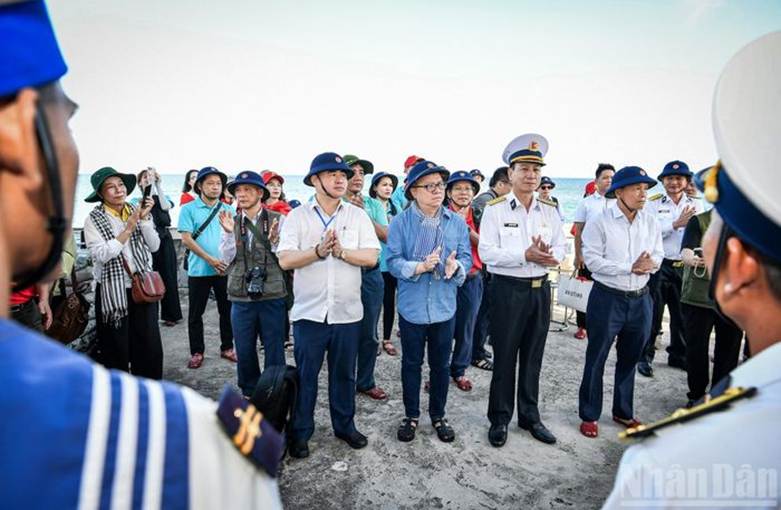 
“Chuyến đi này rất đặc biệt, điều đặc biệt nhất là không chỉ các phóng viên báo chí đi theo từng tốp nhỏ lẻ như trước kia, mà lần đầu tiên có số lượng báo chí quy mô lớn, trong đó có lãnh đạo cơ quan báo chí, lãnh đạo các Hội Nhà báo trên toàn quốc cùng đi trên một chuyến tàu ra quần đảo Trường Sa” – nhà báo Lê Quốc Minh nói.