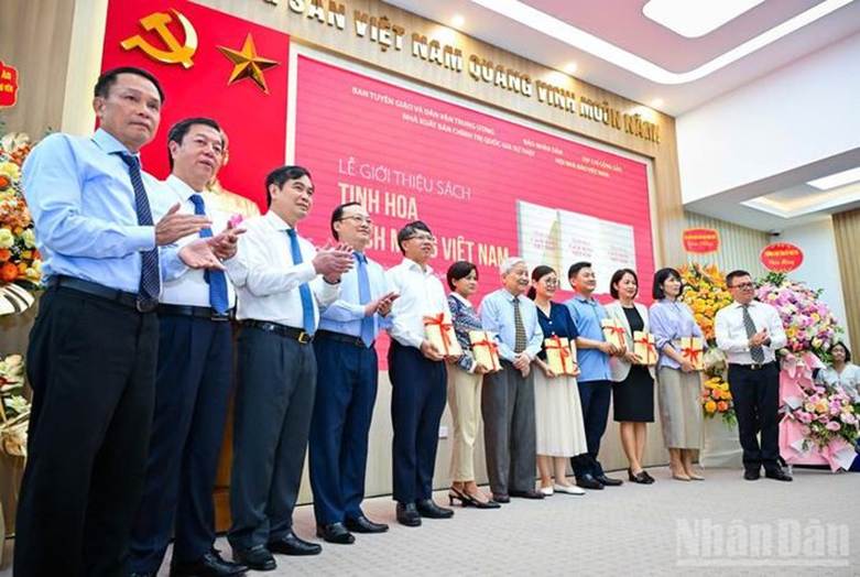 
Nhà báo Hà Đăng tặng cuốn sách cho Thư viện Quốc gia Việt Nam, Thư viện Hà Nội, Học viện Báo chí và Tuyên truyền, Bảo tàng Báo chí Việt Nam.