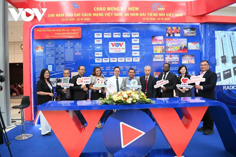 
Các đại biểu tham quan và chụp ảnh lưu niệm tại gian trưng bày của Đài Tiếng nói Việt Nam