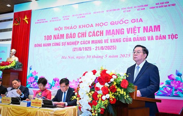 
Đồng chí Nguyễn Trọng Nghĩa phát biểu kết luận Hội thảo.